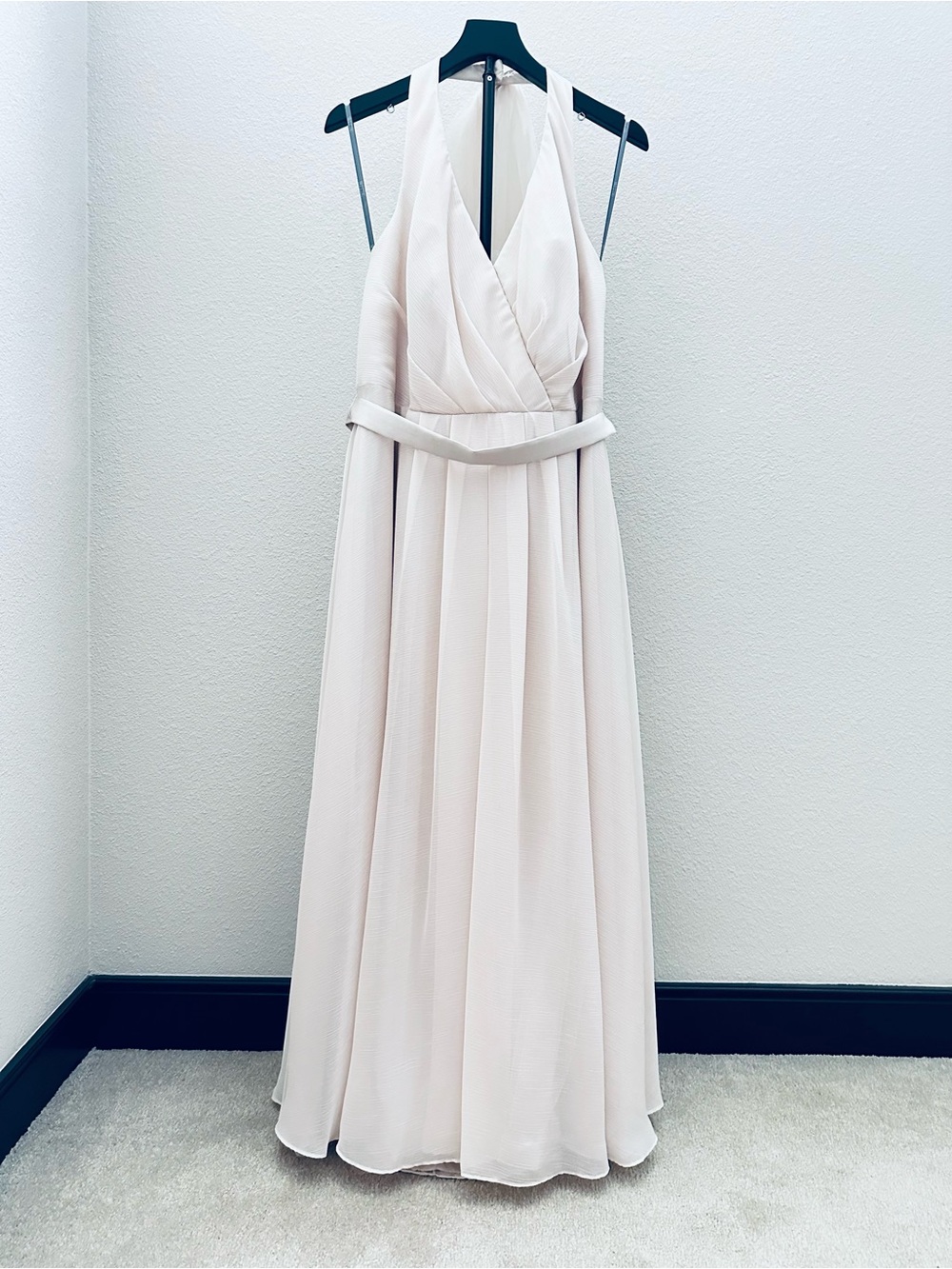Women’s White Vera Wang Elegant Beige Halter Gown with Back Bow Detail Size 16